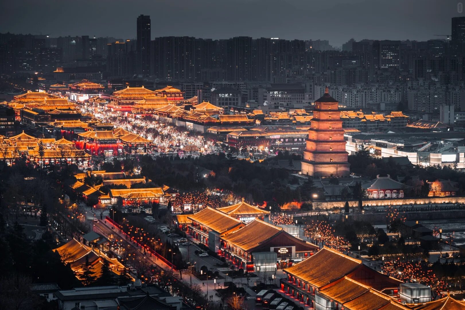 Walking Tour in the Huancheng Park, Ancient City Wall, Shaanxi Cuisine, Tang Paradise