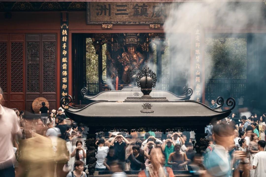 Arrival, Boat Tour on the West Lake, Lingyin Temple, Fei Lai Feng, Dragon Well Tea Plantation